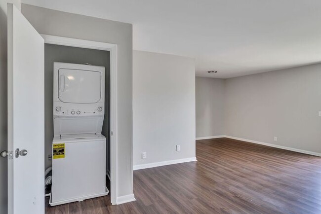 Building Photo - Remodeled 1 Bedroom Apartment!!! Walk to t...