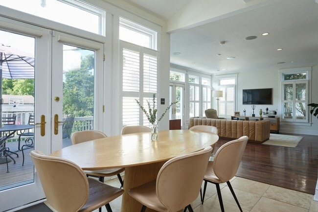 Building Photo - Sunny, Spacious, & Spectacular