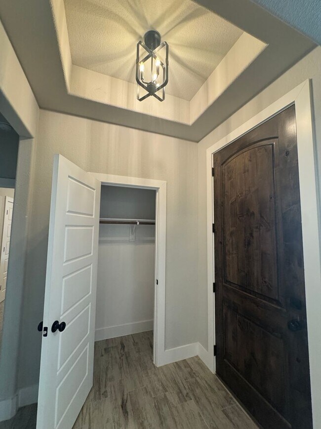 Building Photo - 3/2/2 - FIREPLACE - MUDROOM - GODLEY ISD