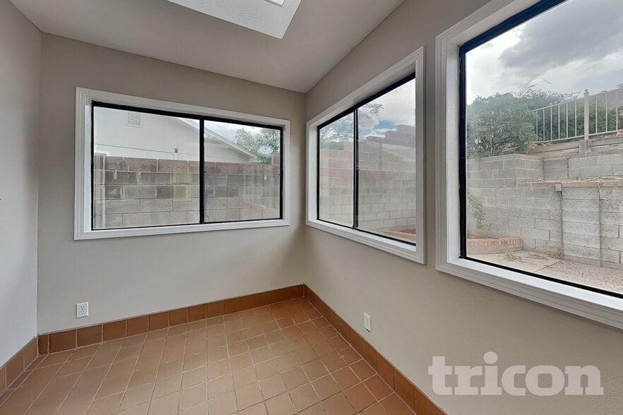 Building Photo - 1416 Nemesia Pl NE