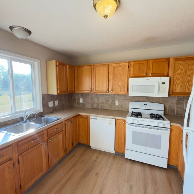 Building Photo - 4441 Hillrise Ct NE