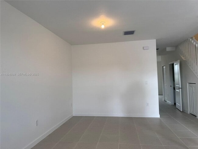 Building Photo - 2716 SE 26th Ave