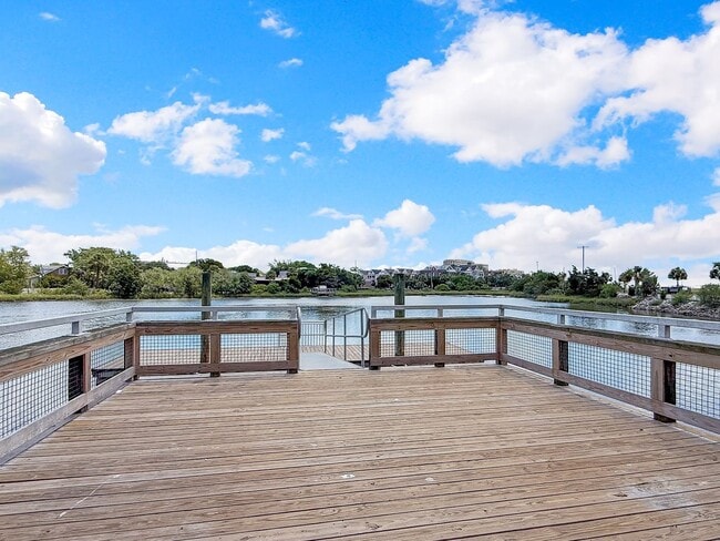 Building Photo - Downtown Charleston Living with Stunning Views