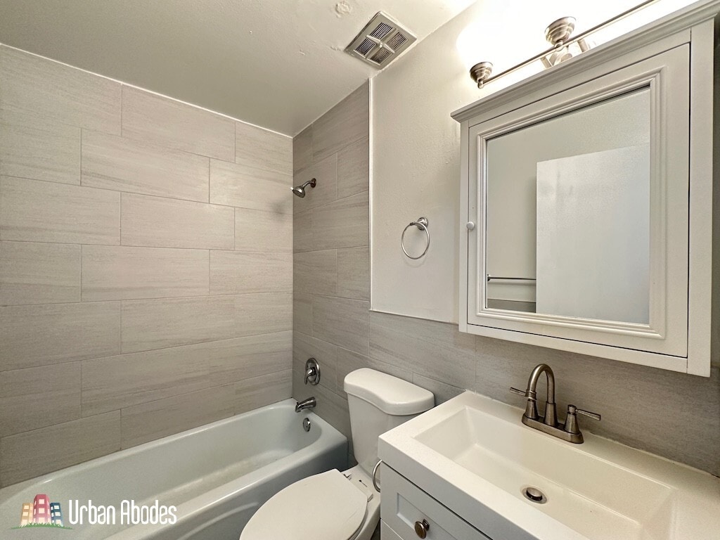 Building Photo - 672 W Sheridan Rd