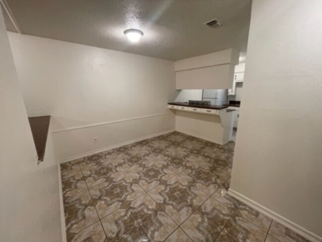 Building Photo - Nice single story fourplex unit in HEB