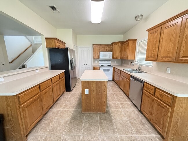 Building Photo - 609 N Vinton Ave
