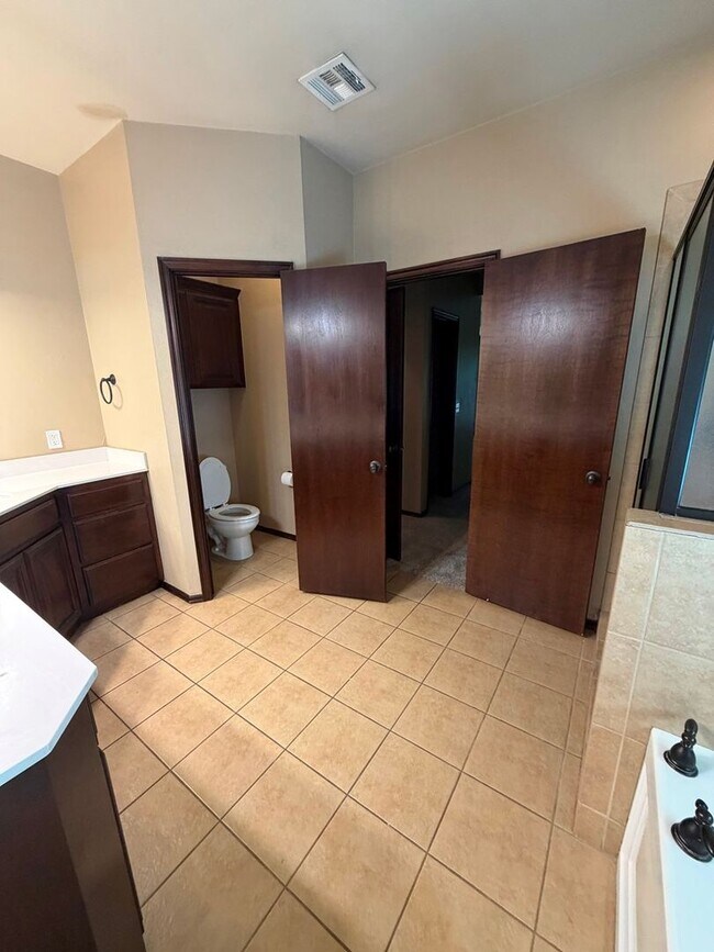 Building Photo - 3 bd/2 ba on Half acre - Edmond Schools