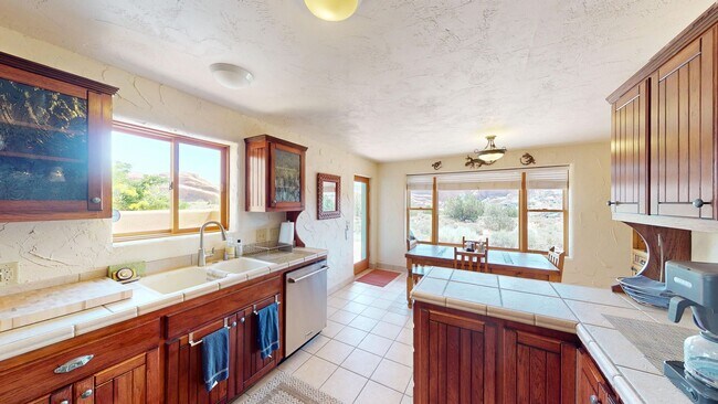 Building Photo - Custom Adobe style home in exclusive Navajo Ridge