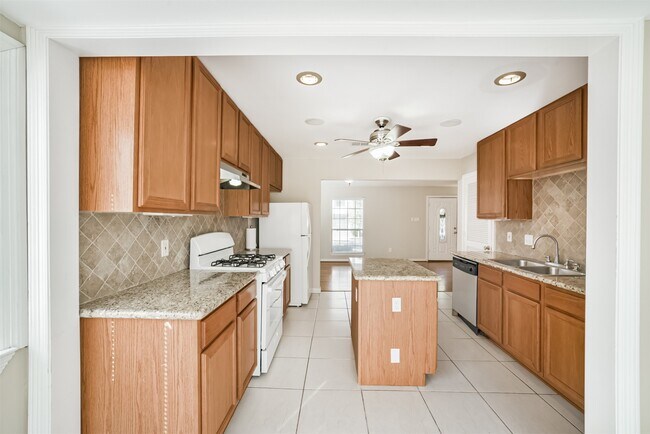 Building Photo - 2411 Wroxton Rd