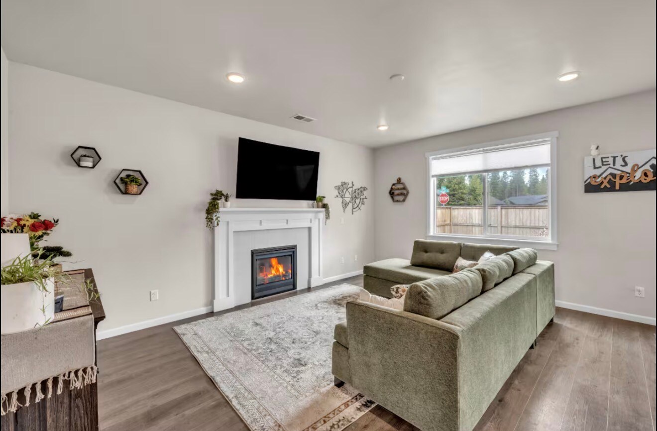 Building Photo - 16496 Pine Creek Dr