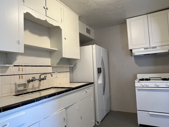 Building Photo - 3 Bedroom 2 Bath Home! close to the UofA!
