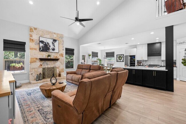 Building Photo - 208 Arrezo Ln