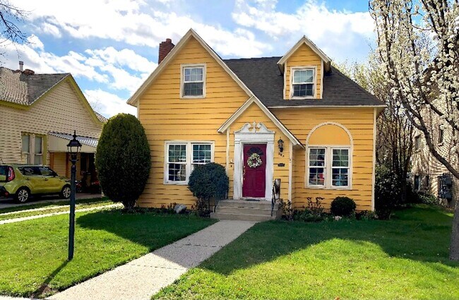 Primary Photo - Quaint 3 Bed, 2 Bath Home | Available July...