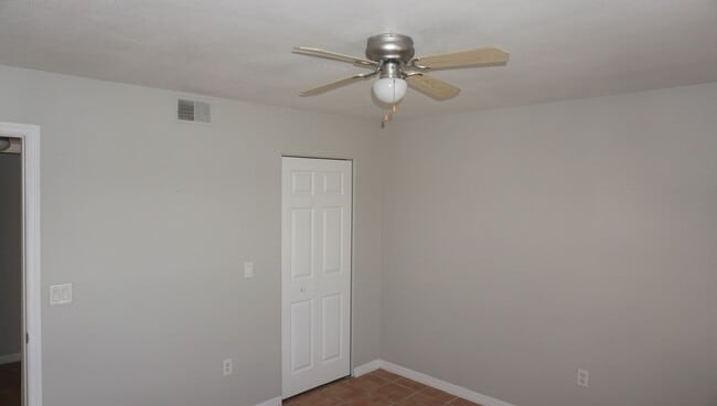 Building Photo - 220 Lake Parsons Green