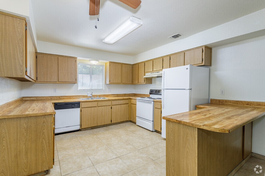 4BR, 2BA - 1,450SF - Redwood Glen Apartments