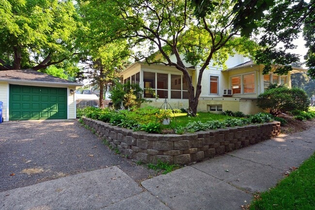 Building Photo - Beautiful 4-bedroom 2.5-bathoom - Great Lo...