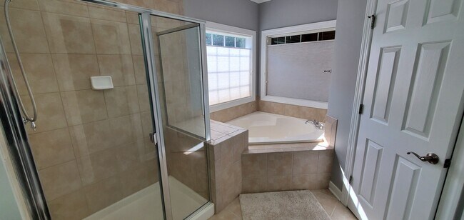 Building Photo - 4034 Abbey Park Way