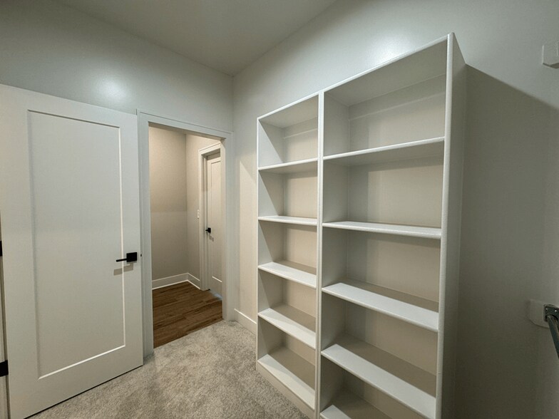 Building Photo - 1420 SW Winthrop Dr