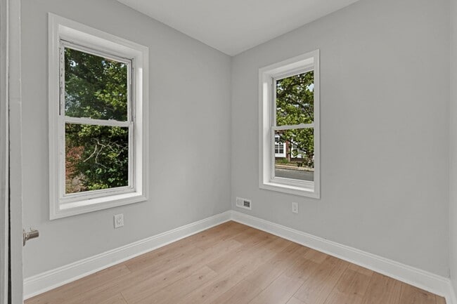 Building Photo - Freshly Renovated 4-Bedroom Home with Cent...