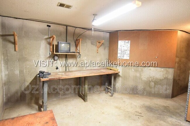 Building Photo - 1140 SW Huntington Rd