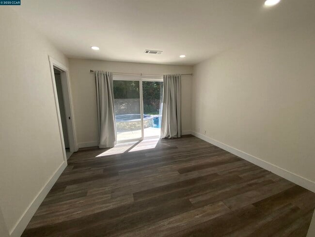 Building Photo - 632 Everett Dr
