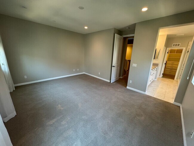 Building Photo - Charming 3-bedroom 2.5 bath nestled inside...