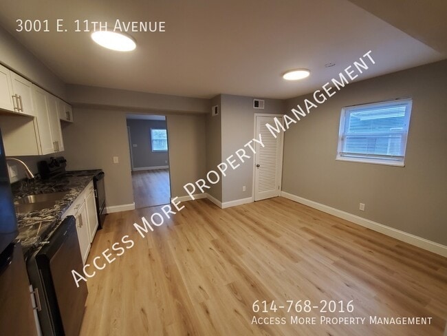 Building Photo - 3 BEDROOM TOWNHOME END UNIT