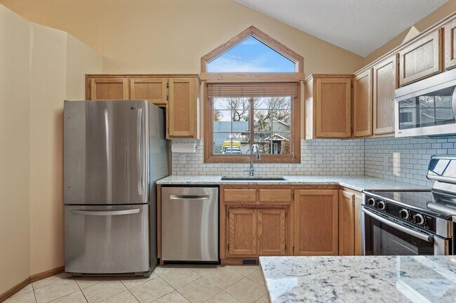 Building Photo - rare woodbury upgraded 3 bedroom end unit townhouse!! One level living!