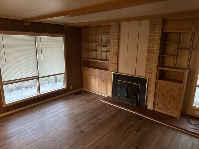 Building Photo - Available Now! 3-Bed, 1-Bath Home w/ Garage - Central Springdale, right next to Springdale High S...