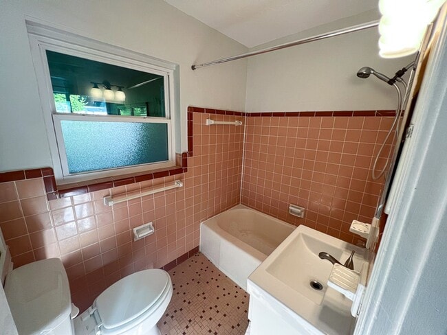 Building Photo - Pet Friendly 4BR/2BA Home Near UF Available for Fall 2026!