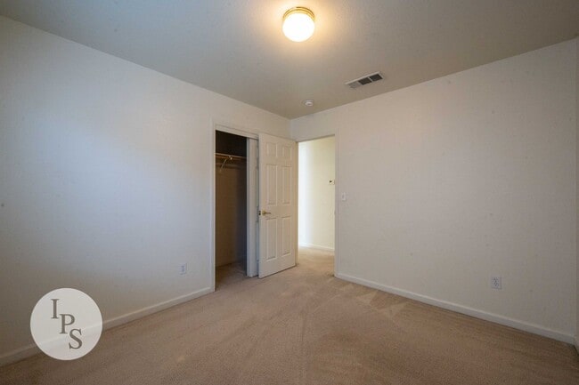 Building Photo - Kerman Westside Home, 3BR/2BA, Built 2004 - Lots of Amenities!