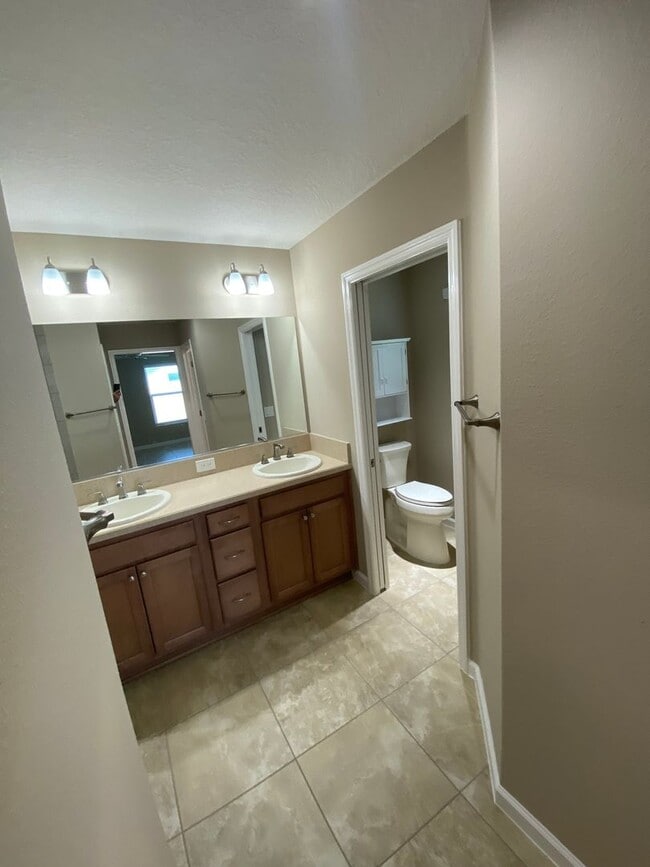 Building Photo - Beautiful Unfurnished 3 bed, 2 bath ANNUAL...