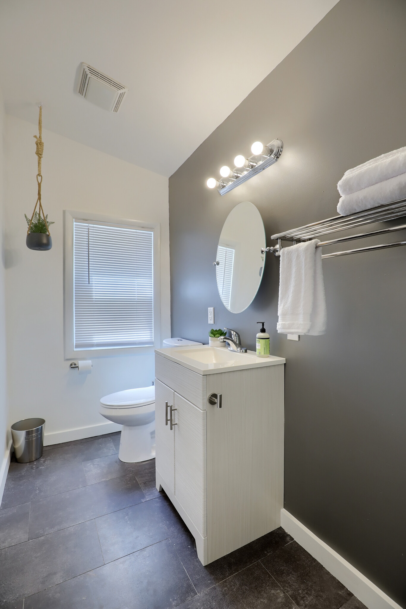 Building Photo - 22 N Broad St