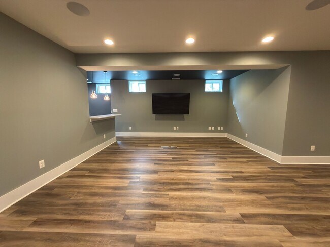 Building Photo - Spacious 4 Bed 3.5 Bath Home in Round Hill VA For Rent!