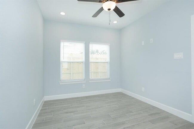 Building Photo - 322 S Amherst Dr