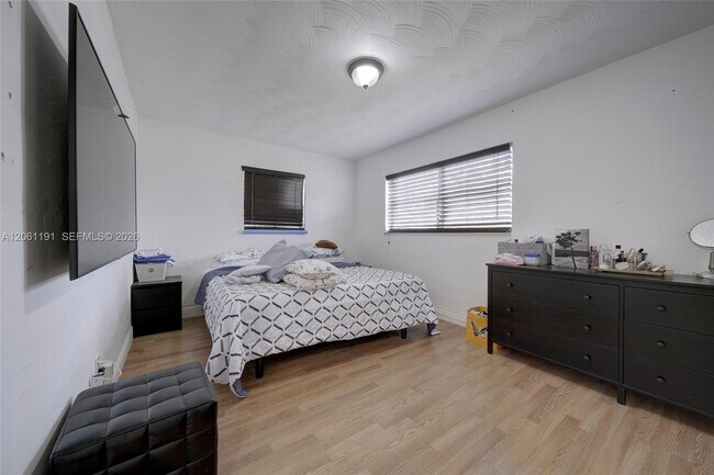 Building Photo - 6433 SW 25th St