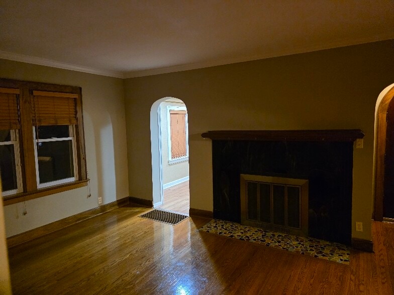 Building Photo - 727 S Rotherwood Ave