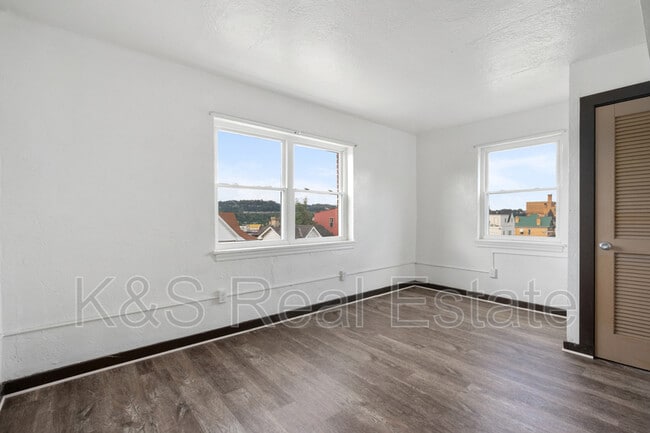 Building Photo - 144-144 W 9th Ave