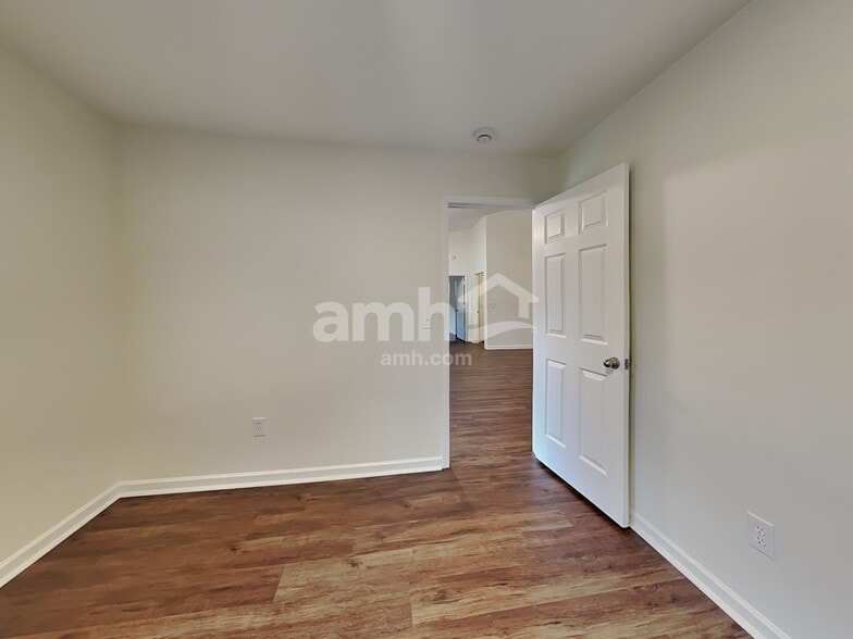 Building Photo - 102 Parkgate Ct