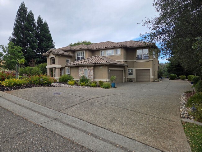 Building Photo - 5 Bdrm, 4 bath home located in Highland View Community off Silva Valley