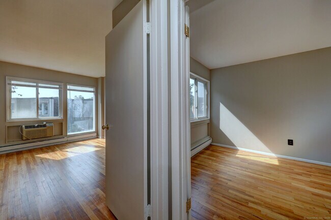 Building Photo - 65 W Walk