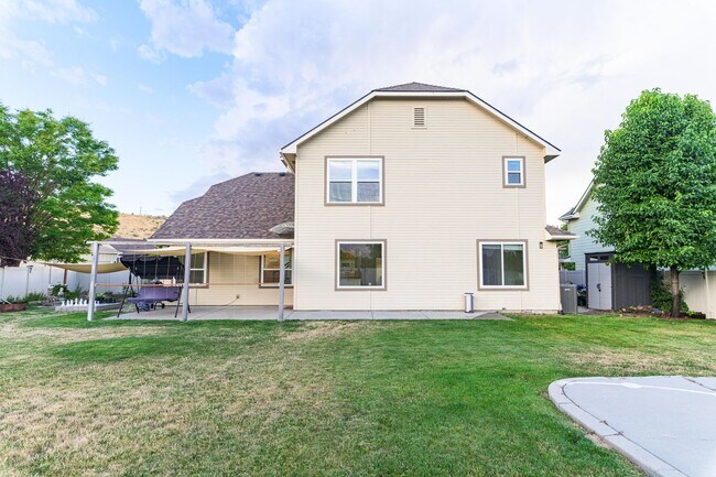 Building Photo - Private Oasis with Panoramic Mountain Views – 4 BR Plus Bonus Room / Office