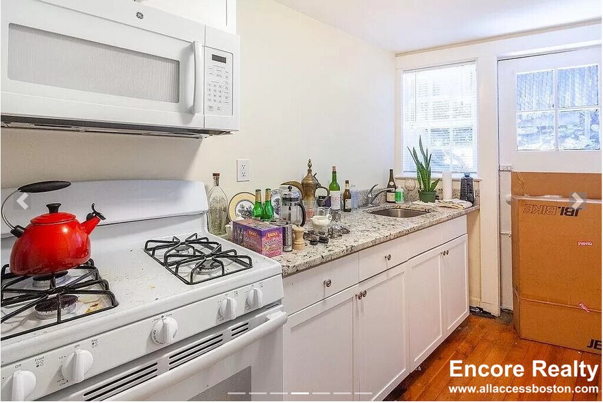 Building Photo - 27 Gibson St