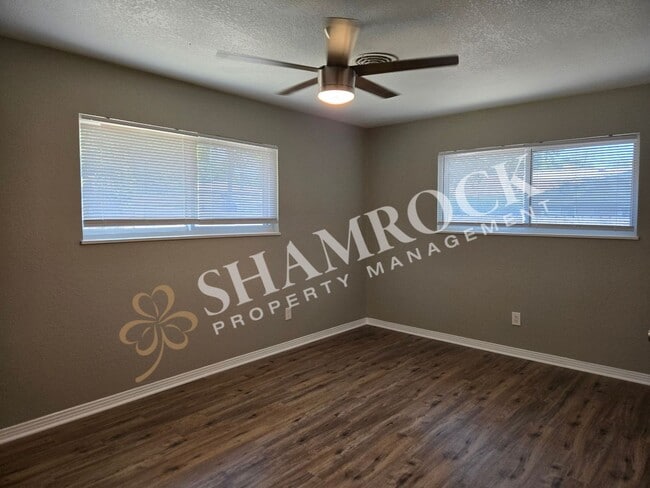 Building Photo - 409 Sharron Dr