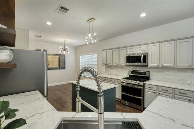Building Photo - 811 Bedford Ct
