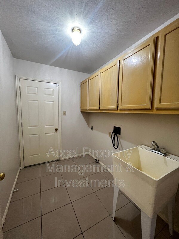 Building Photo - 1703 Sunrise