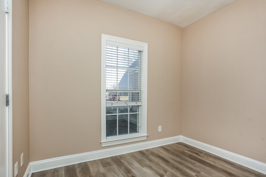 Building Photo - 3045 Roseleigh Dr