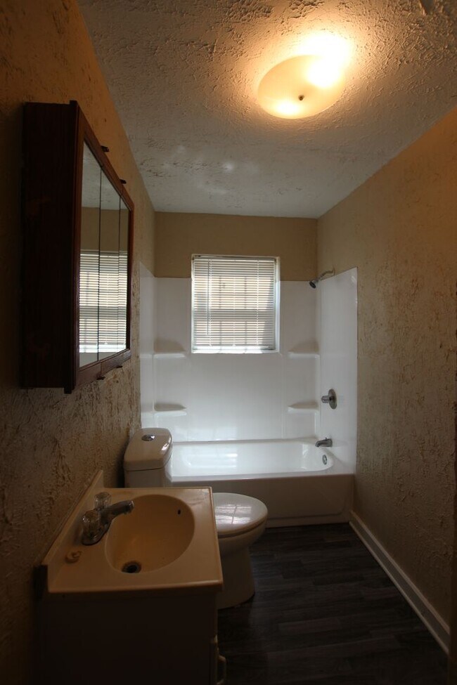 Building Photo - Available! 1 Bedroom, 1 Bath in Tyler!