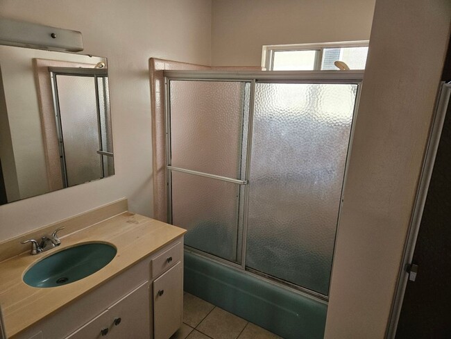 Building Photo - 2 Bedroom - 1 Bathroom unit in Point Loma