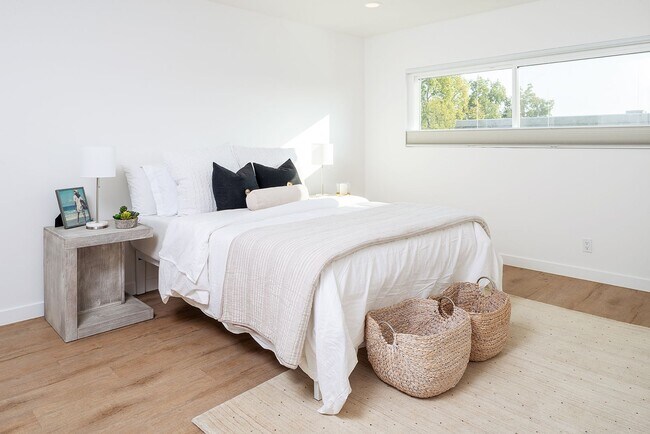 Building Photo - Off Melrose WEHO